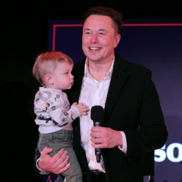 Elon Musk, care îl ține în brațe pe X Æ A-12, pe scena unui eveniment TIME din decembrie 2021. Recent, Elon Musk a devenit tată de gemeni
