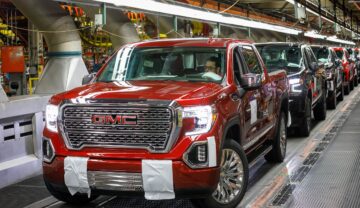 Mașină roșie General Motors, companie care a construit 95.000 de mașini