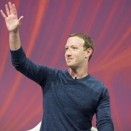 Mark Zuckerberg, acuzat că și-ar fi amenințat angajații cu o sabie, la VIVA Technology, în 2018, fundal roșu cu mov