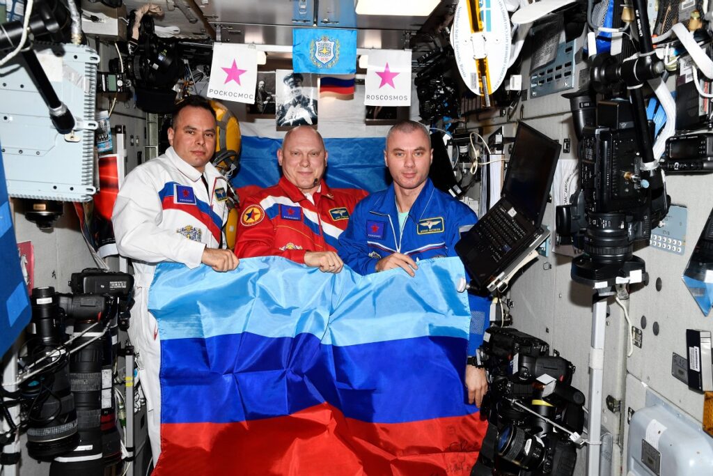 Oleg Artemyev, Denis Matveyev și Sergei Korsakov, cu steagul Lugansk, la bordul SSI, 3 iulie 2022