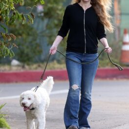 Justine Wilson, prima soție a lui Elon Musk, la plimbare cu câinele