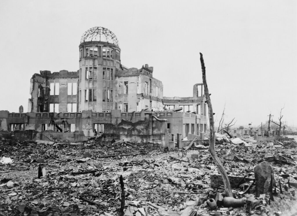 Orașul Hiroshima, devastat de bomba nucleară