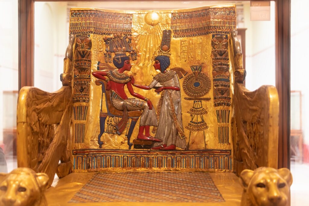 Tronul lui Tutankhamon, ce face parte din comoara lui, de aur