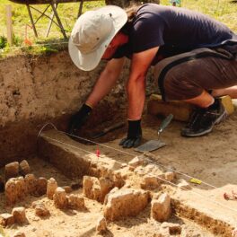Arheolog la un sit arheologic, poartă o palarie. O descoperire arheologică importanta la Românești a impresionat experții