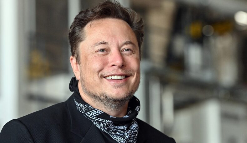 Elon Musk la gigafabrica din Germania, 2021, îmbrăcat în negru, cu bandana la gât. Elon Musk a avut recent o reușită neașteptată în procesul Twitter