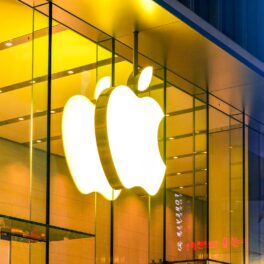 Logo magazin Apple din China. Evenimentul Apple din septembrie 2022 ar putea aduce noua serie iPhone