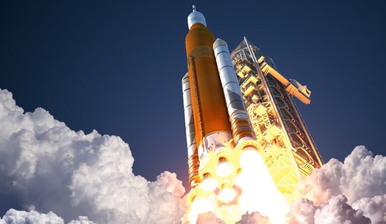 Lansare rachetă, văzută de jos, cu fum. NASA se pregătește de revenirea pe Lună cu racheta SLS