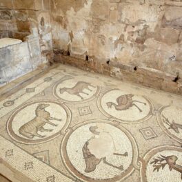 Podea dintr-o biserică bizantină din Petra, Iordania, în nuanțe de bej. În Israel s-a descoperit o mânăstire bizantină de 1.500 de ani