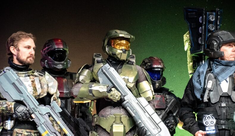 Persoane îmbrăcate ca personaje Halo 2. Recent, a fost învinsă provocarea Halo 2, de 20.000 de dolari