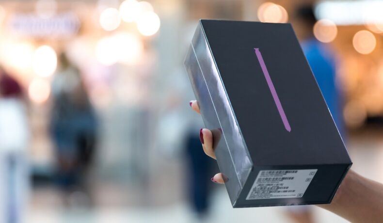 Imagine cu o cutie Samsung, ținută în mână de un utilizator, similară cu Samsung Galaxy Z Fold 4