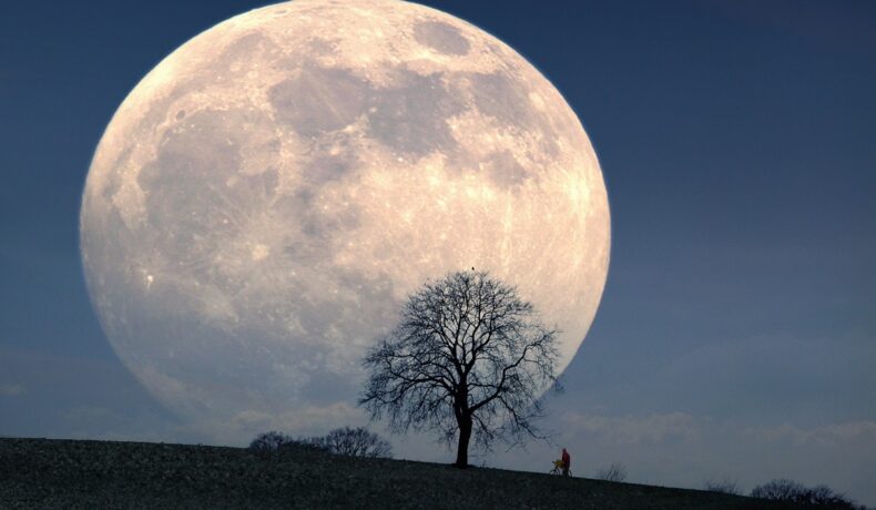Lună plină mare, pe cer albastru, ca ultima Super Lună a anului 2022
