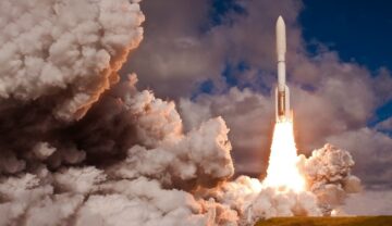 Rachetă lansată în spațiu, cu nori pe fundal, ca cea care va duce un microsatelit construit de liceeni români în spațiu