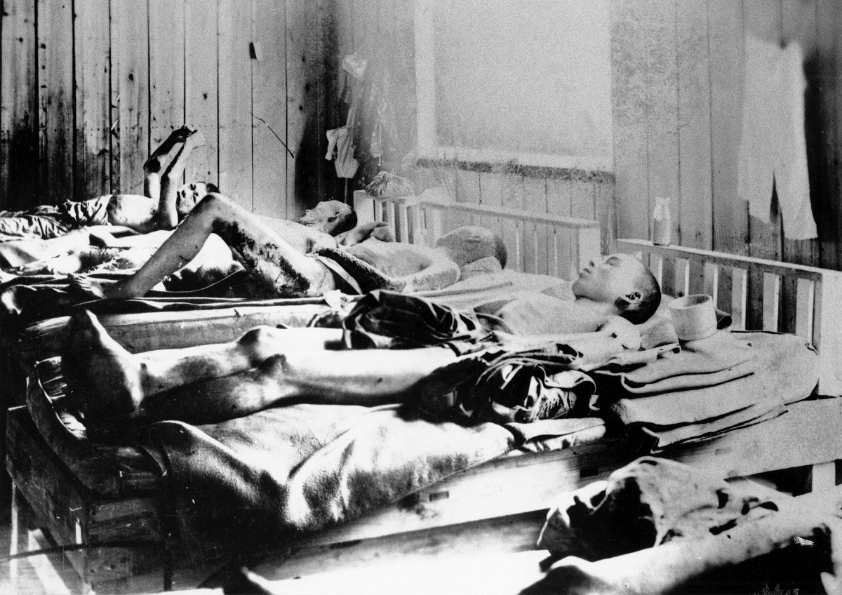 Supaviețuitori ai bombardamentului de la Hiroshima, pe paturi de spital