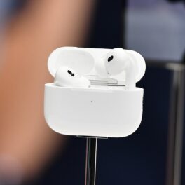 Apple AirPods Pro 2, căști albe în carcasă, la evenimentul Far Out