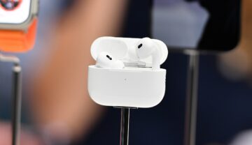 Apple AirPods Pro 2, căști albe în carcasă, la evenimentul Far Out