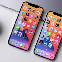 iPhone 12 și iPhone 12 Pro, unul lângă altul, pe un birou alb. Apple vrea acum să repare problemele iPhone 14