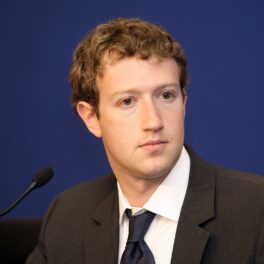 Mark Zuckerberg, G8 Summit Deauville, 2011, îmbrăcat în costum negru, pe fundal albastru. Averea lui Mark Zuckerberg include zeci de miliarde de dolari