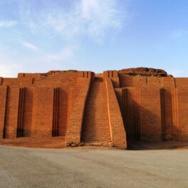 ziggurat din Iraq, construit pe vremea sumerienilor, considerată cea mai veche civilizație din lume