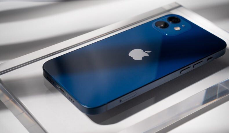 Telefon Apple iPhone 12 mini pe albastru, cu fundal alb, se numără printre cele mai bune telefoane de dimensiuni mici