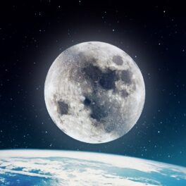 Luna deasupra Pământului, pe fundal negru. China a găsit recent o nouă resursă importantă pe Lună