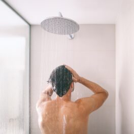 Bărbat care face duș într-o baie bej. Experții au dezvăluit de ce nu trebuie să faci duș în timpul unei furtuni cu fulgere