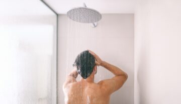 Bărbat care face duș într-o baie bej. Experții au dezvăluit de ce nu trebuie să faci duș în timpul unei furtuni cu fulgere