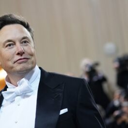 Elon Musk, MET Gala 2022, îmbrăcat în costum negru și cămașă albă. Recent, Elon Musk a dezvăluit că și-a susținut financiar tatăl