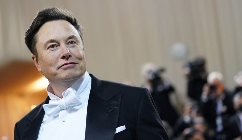 Elon Musk, MET Gala 2022, îmbrăcat în costum negru și cămașă albă. Recent, Elon Musk a dezvăluit că și-a susținut financiar tatăl