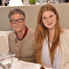 Bill Gates și fiica lui, Jennifer Gates, pe fundal bej și crem