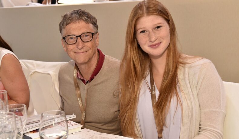 Bill Gates și fiica lui, Jennifer Gates, pe fundal bej și crem
