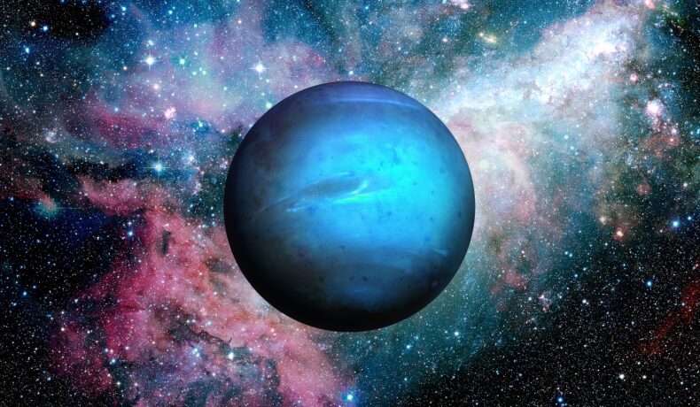 Neptun, în nuanțe de albastru, cu fundal de galaxie. În imagine nu apar și inelele planetei Neptun