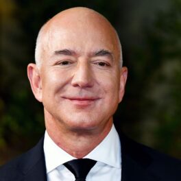 Jeff Bezos la premiera serialului Lord of The Rings, 2022, îmbrăcat în costum negru, cămașă albă. Acum, Jeff Bezos nu mai e al doilea cel mai bogat om din lume