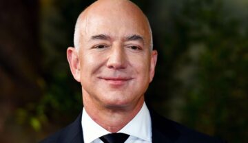 Jeff Bezos la premiera serialului Lord of The Rings, 2022, îmbrăcat în costum negru, cămașă albă. Acum, Jeff Bezos nu mai e al doilea cel mai bogat om din lume