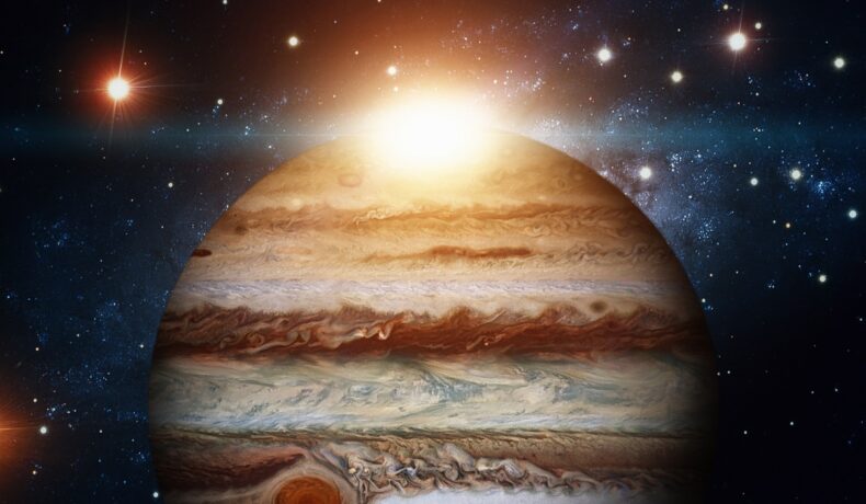 Jupiter, cu lumina Soarelui pe fundal. Jupiter se va afla la cea mai mică distanță de Pământ