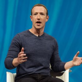 Mark Zuckerberg pe scenă, bluză gri, fundal albastru. Lui Mark Zuckerberg nu îii place cum e folosit Facebook