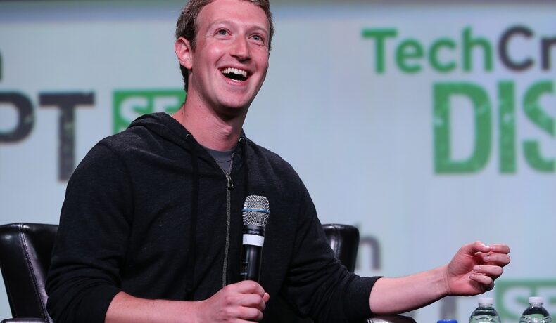 Mark Zuckerberg, pe scenă la conferința TechCrunch Disrupt, 2013. Recent, Mark Zuckerberg a impresionat cu abilitățile sale MMA