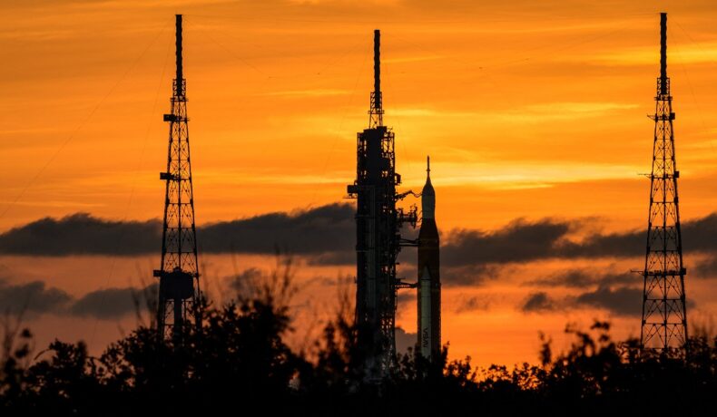 Situl de lansare pentru racheta SLS, în nuanțe de portocaliu. Recent, NASA a anunțat o nouă amânare pentru lansarea SLS