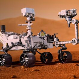Roverul Perseverance, care se află pe Marte, unde oamenii au lăsat tone de gunoi