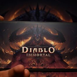 Utilizator care ține în mână un telefon cu imagine Diablo pe ecran. recent, pe Internet au apărut primele imagini din Diablo 4