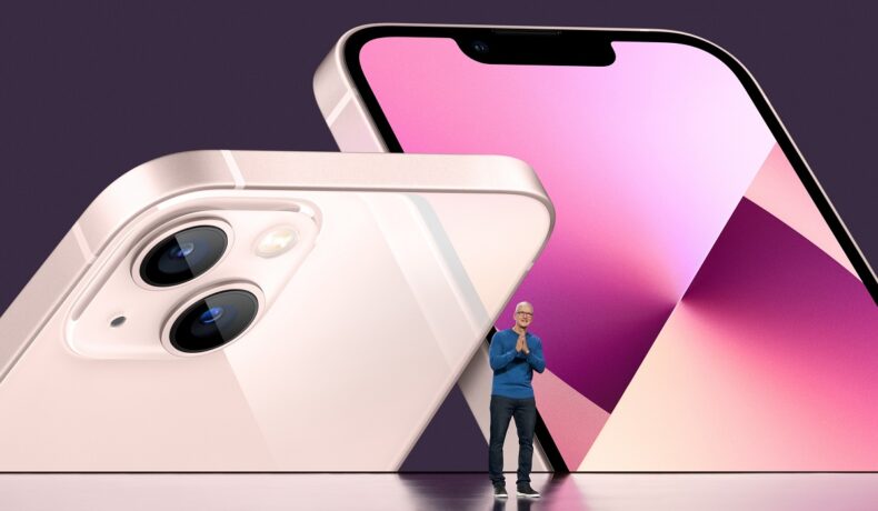 Tim Cook, la evenimentul Apple din septembrie 2021. În septembrie 2022 a fost dezvăluit iPhone 14
