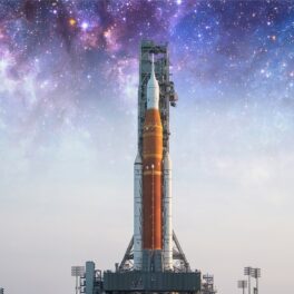 Mega-racheta NASA pe o platformă în timp ce se află a sol