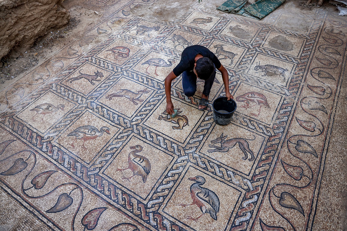 Fiul lui Salman al-Nabahin, care curăță mozaicul bizantin