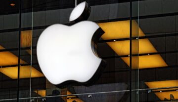 Logo-ul companiei Apple, care e acum mai bogată decât unele țări, pe fațada unei clădiri