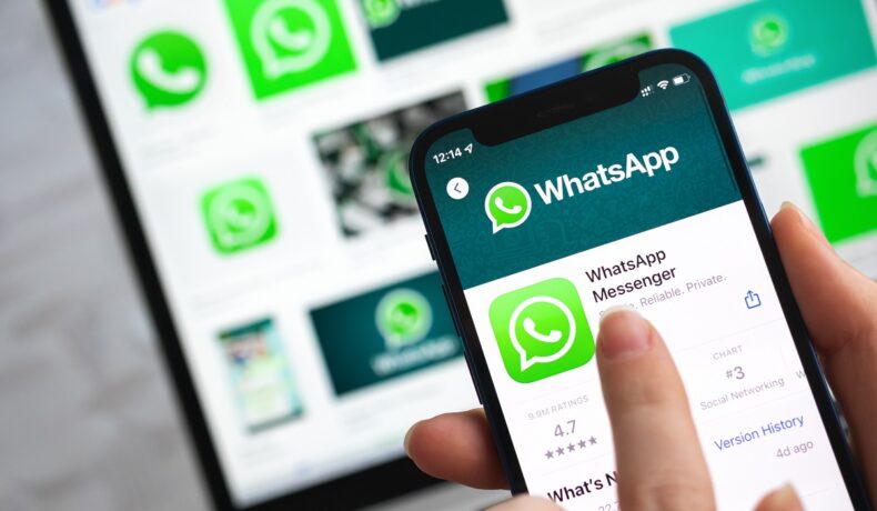 Utilizator care are un telefon cu WhatsApp pe ecran. Experții au emis avertismente urgente pentru utilizatorii WhatsApp