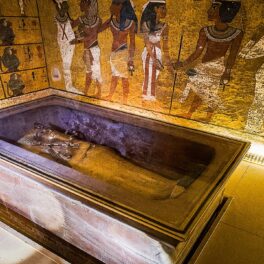 Comorile din mormântul lui Tutankhamon a uimit experți din întreaga lume, imagine cu mumia în camera funerară