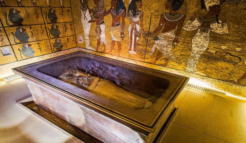 Comorile din mormântul lui Tutankhamon a uimit experți din întreaga lume, imagine cu mumia în camera funerară