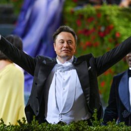 Elon Musk, la MET Gala 2022, îmbrăcat în costum negru, cu o cămașă albă. Recent, competitorul Starlink, finanțat de Bill Gates, l-a criticat pe Elon Musk