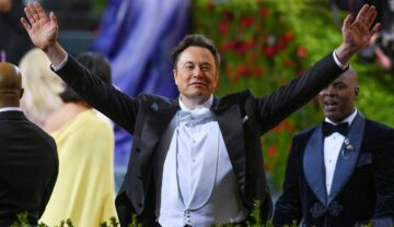 Elon Musk, la MET Gala 2022, îmbrăcat în costum negru, cu o cămașă albă. Recent, competitorul Starlink, finanțat de Bill Gates, l-a criticat pe Elon Musk