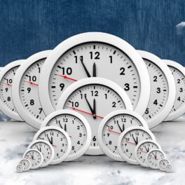 Ceasuri albe, pe fundal alb și albastru. Recent, experții au descoperit un mod complet nou de a măsura timpul