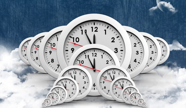 Ceasuri albe, pe fundal alb și albastru. Recent, experții au descoperit un mod complet nou de a măsura timpul